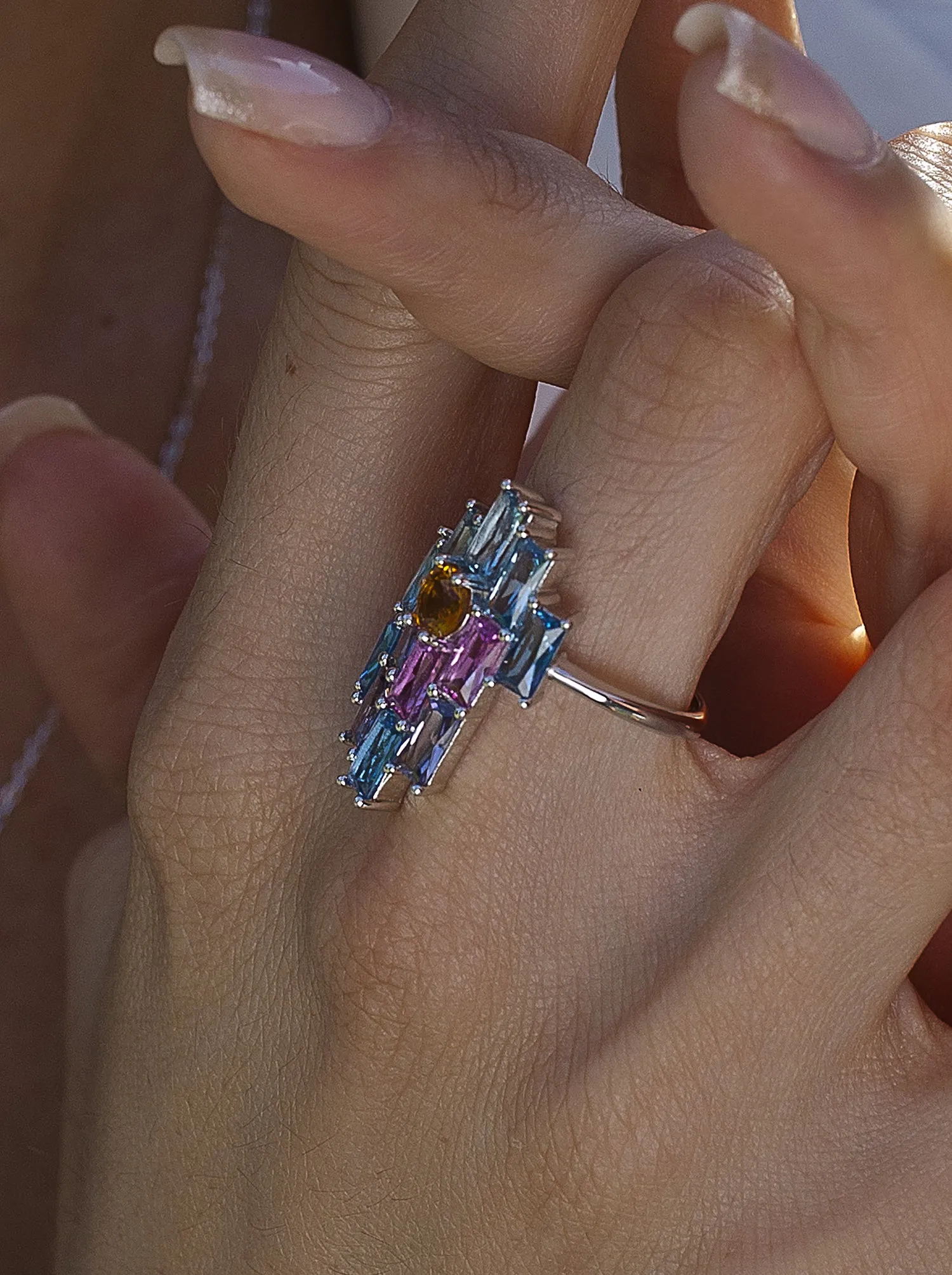 Anillos con piedras de colores estilo geométrico