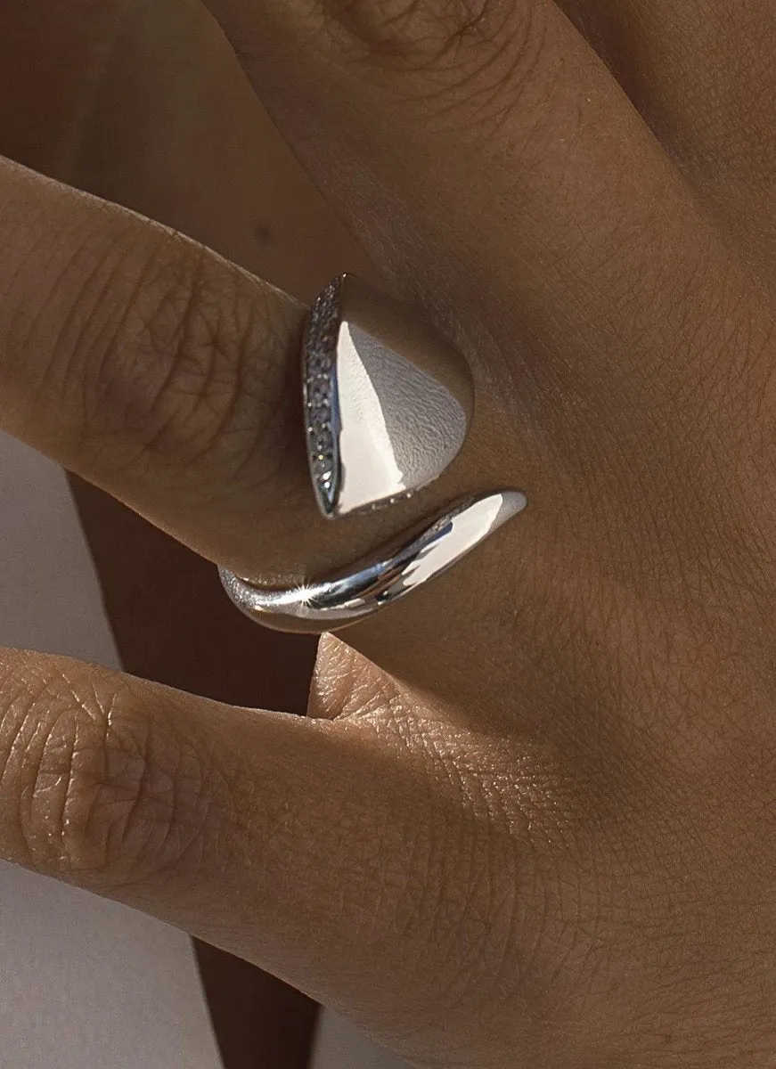 Anillos de diseo estilo oversize con carril de circonitas