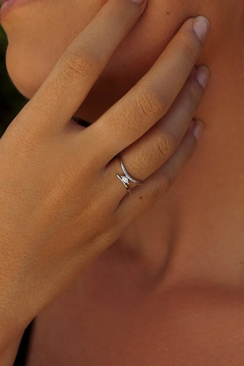 Anillos finos de plata de estilo curvilíneo con circonitas talla marquesa