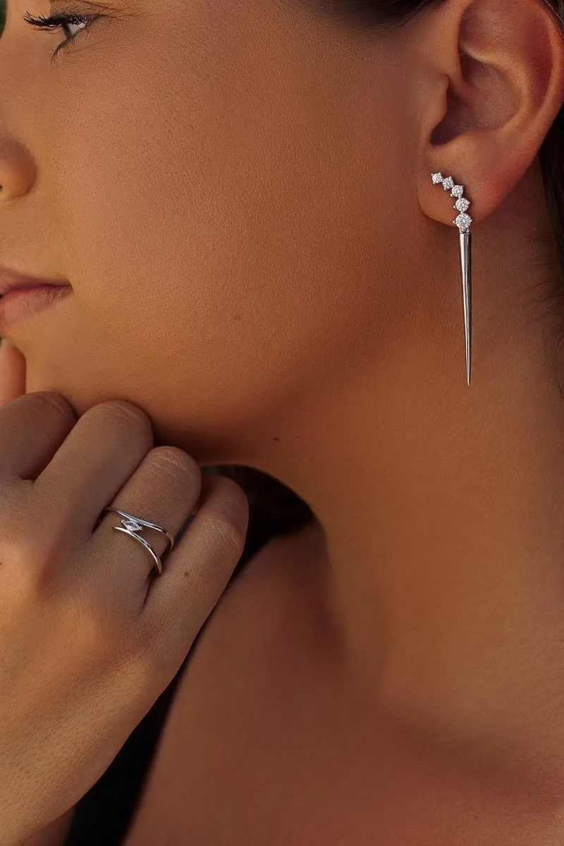 Anillos finos de plata de estilo curvilíneo con circonitas talla marquesa