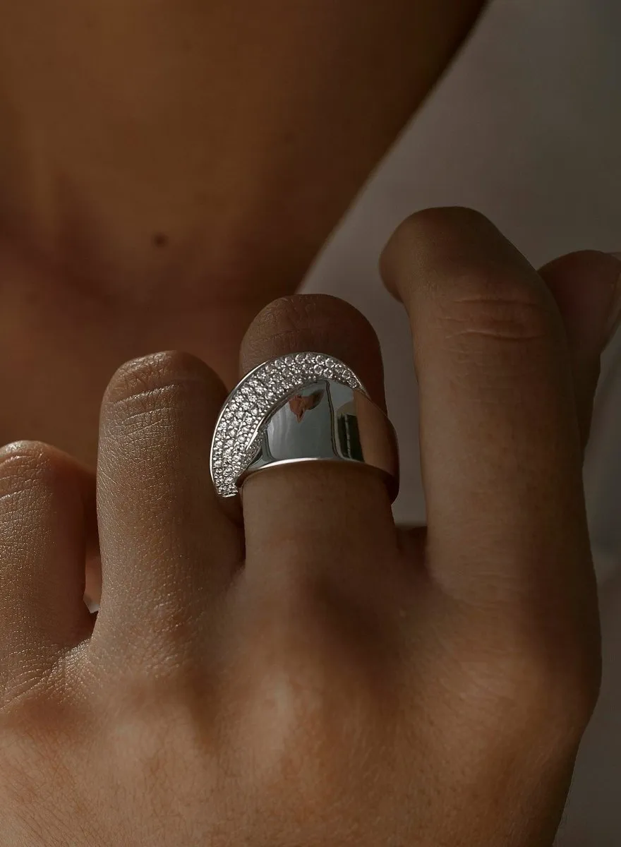 Anillos grandes estilo cruzado con circonitas