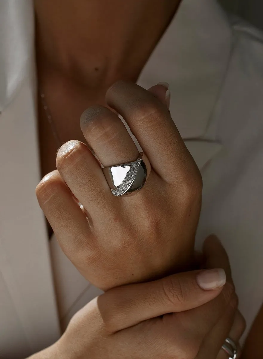 Anillos grandes estilo cruzado con circonitas
