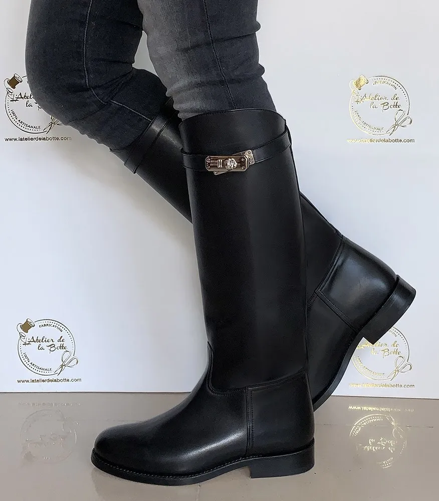 Bota estilo montar cuero negro con hebilla a medida
