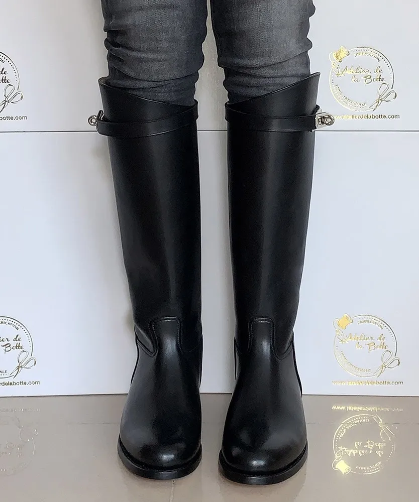 Bota estilo montar cuero negro con hebilla a medida
