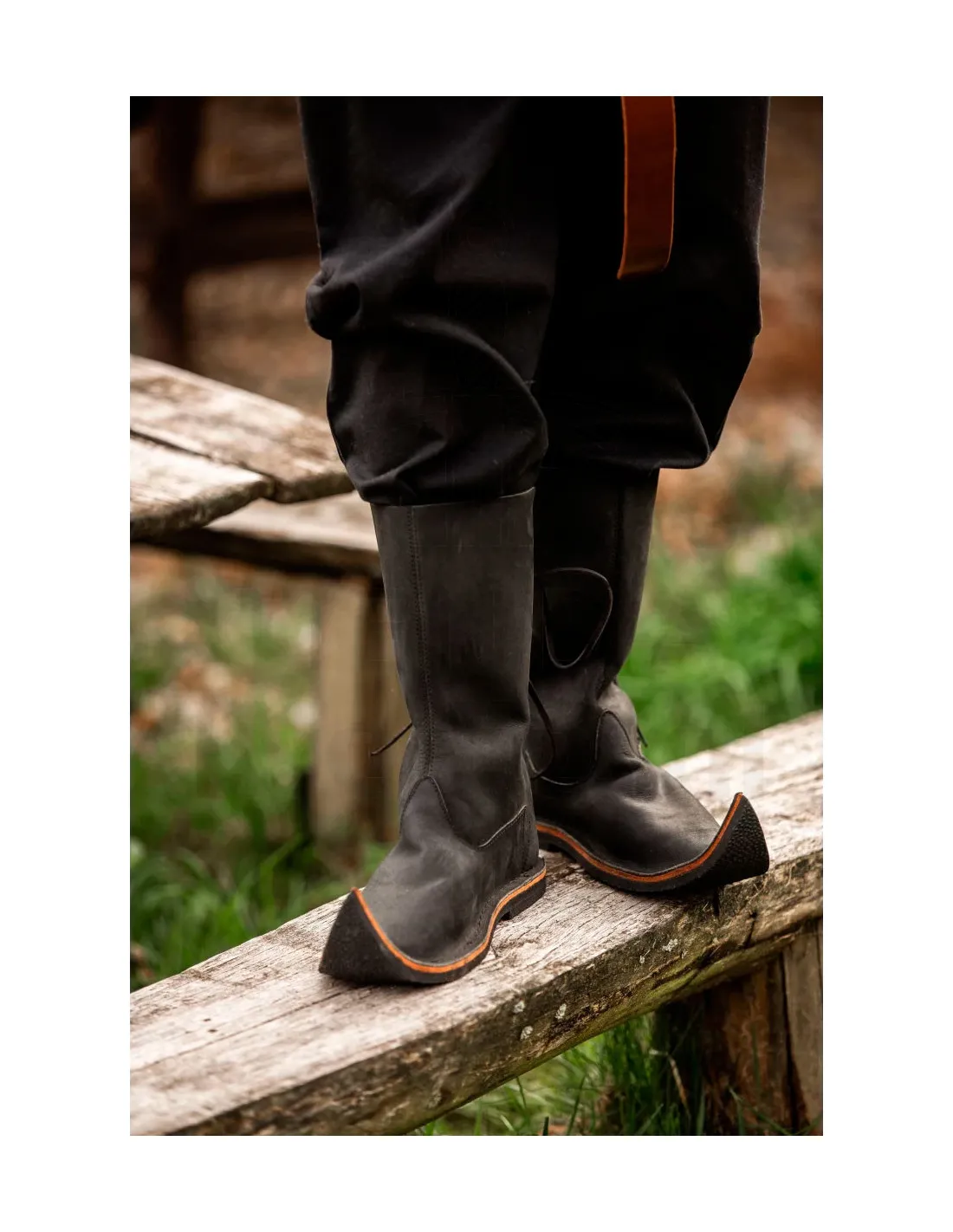 Bota medieval de pico en cuero nubuck, negro