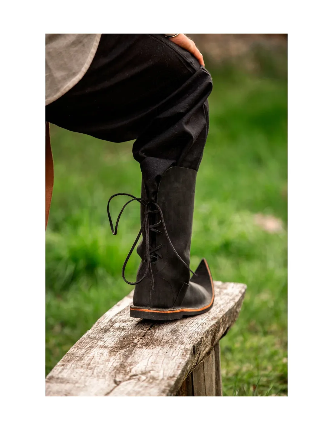 Bota medieval de pico en cuero nubuck, negro