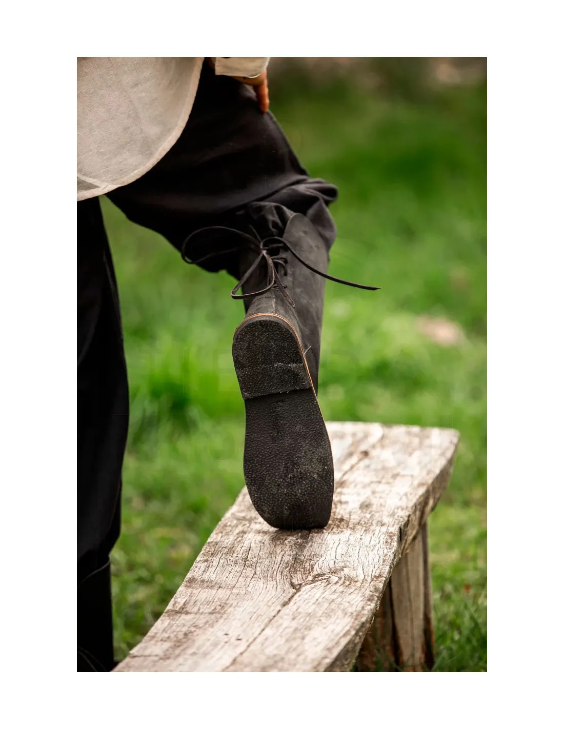 Bota medieval de pico en cuero nubuck, negro
