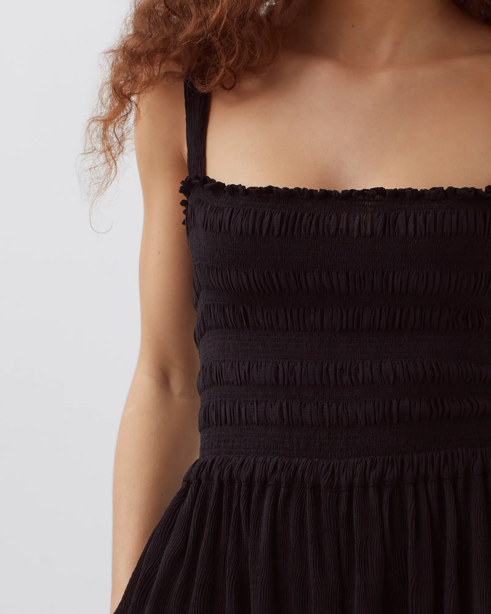 Mono largo fluido con fruncidos black beauty
