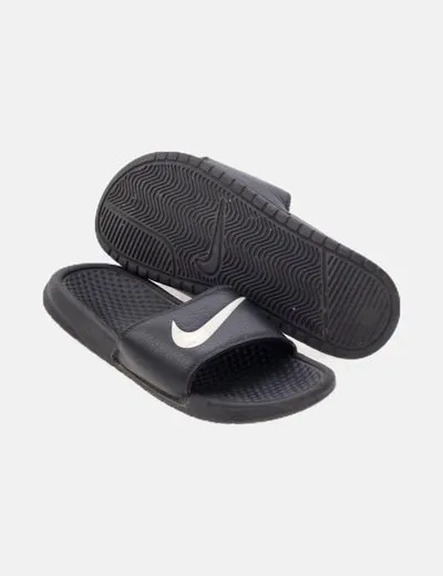 Nike Chancla negra print logo