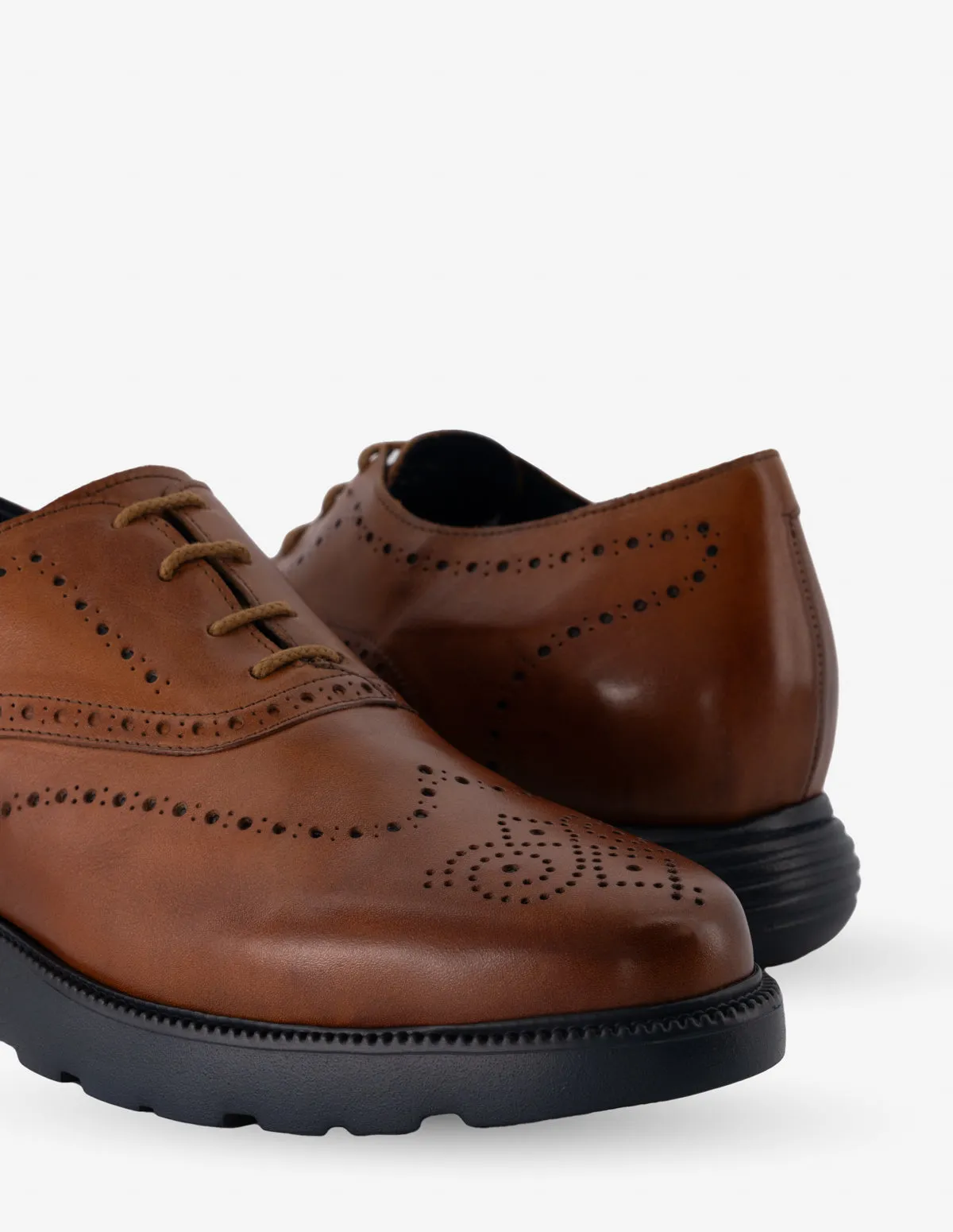 Oxford +7 cm de altura en piel color cuero con picado para hombre
