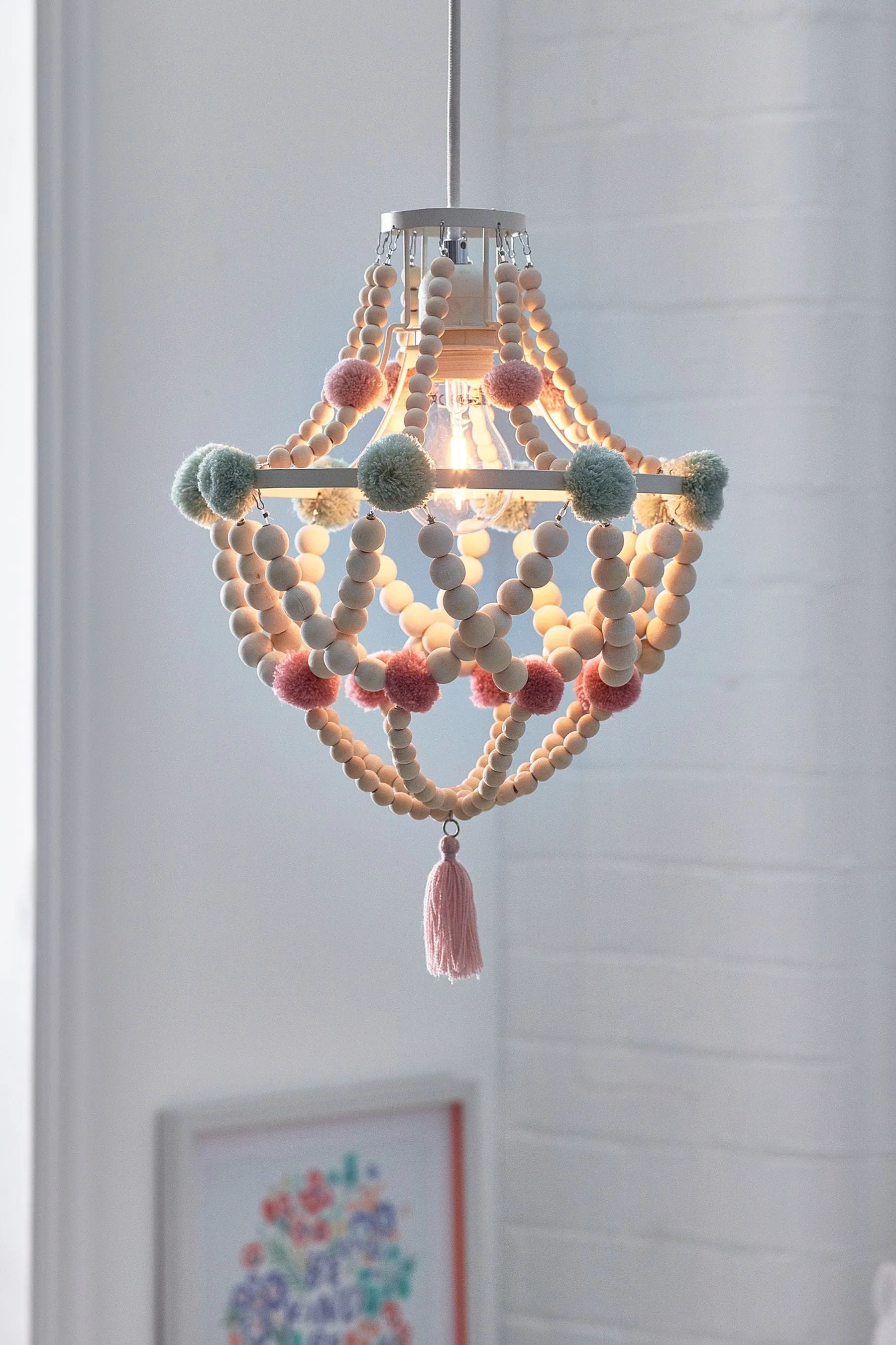 Pantalla estilo candelabro de fácil colocación con pompones Tahlia