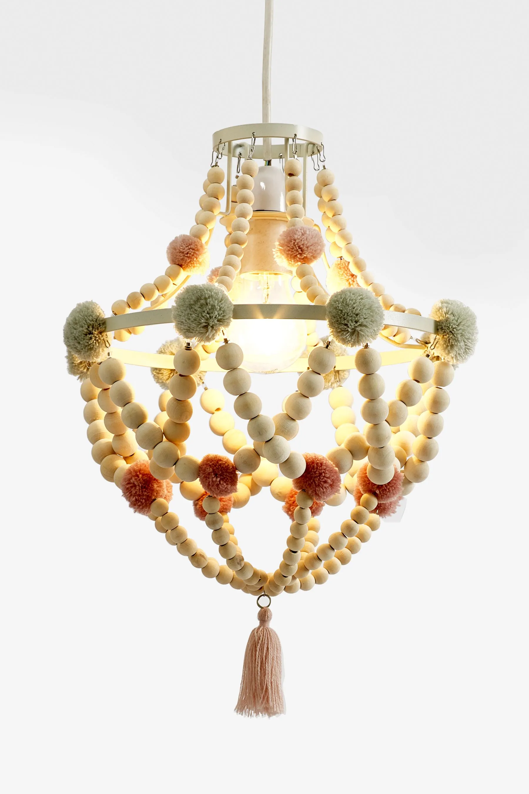 Pantalla estilo candelabro de fácil colocación con pompones Tahlia