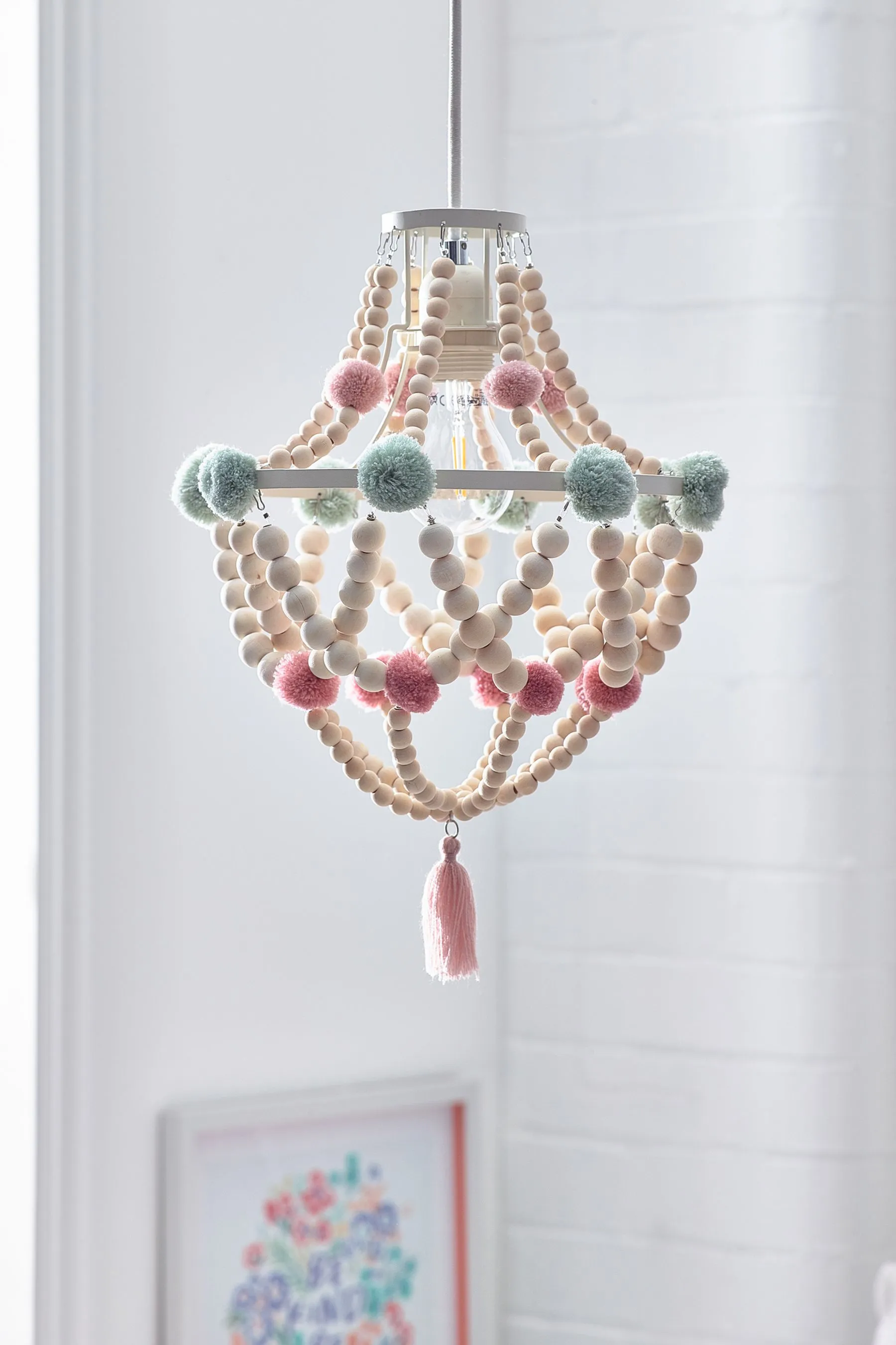 Pantalla estilo candelabro de fácil colocación con pompones Tahlia
