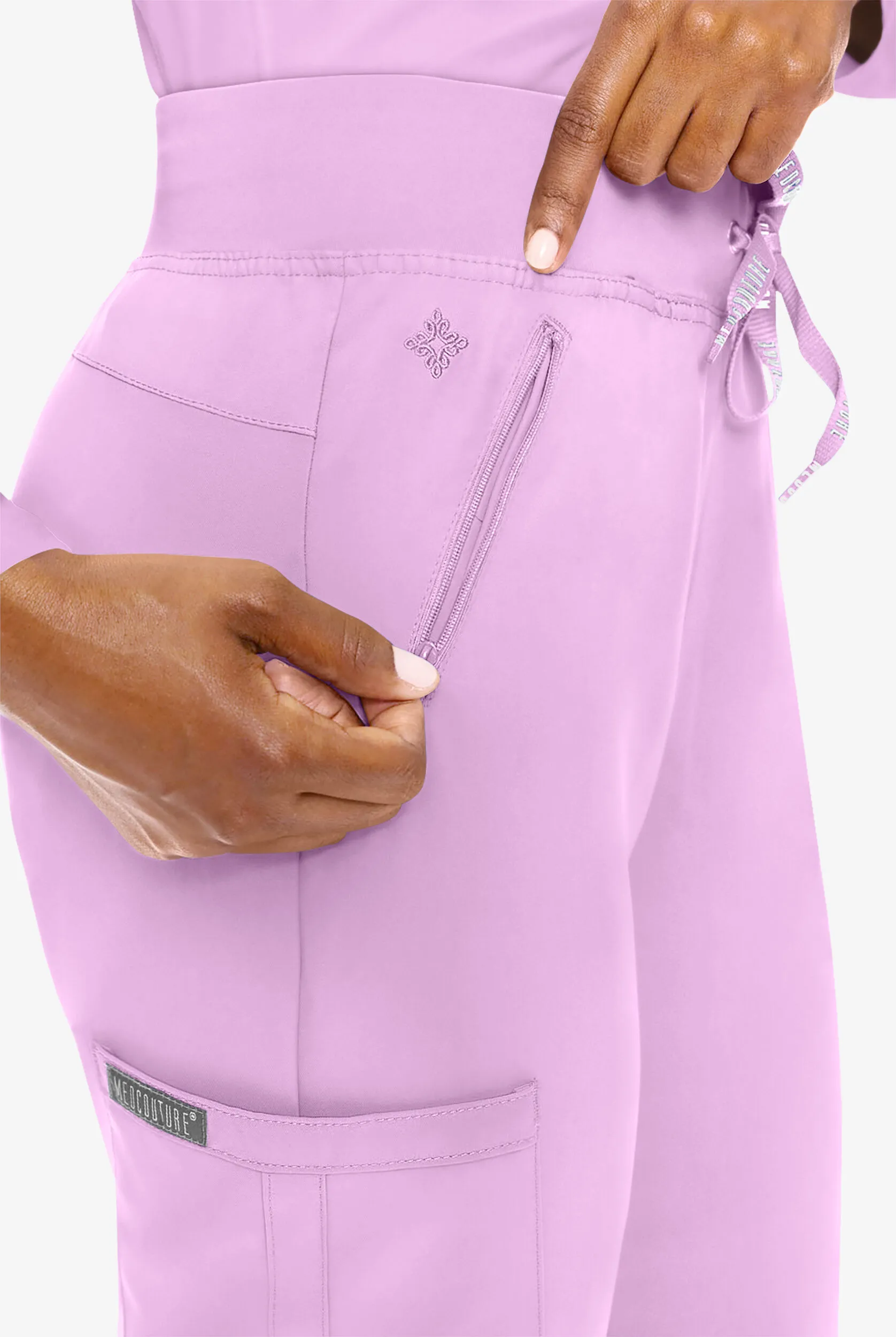 Pantalón médico Med Couture Insight estilo cargo con 4 bolsillos con cremallera para mujer