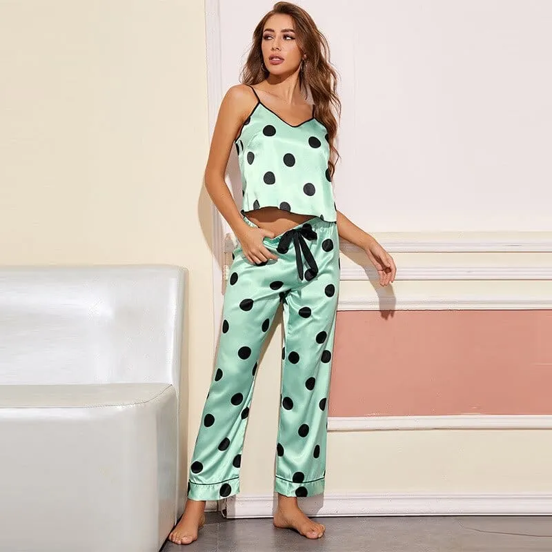 Pijama de satén con estampado de lunares