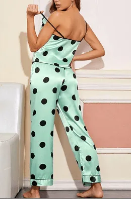 Pijama de satén con estampado de lunares