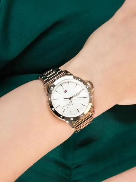 reloj tommy hilfiger diver gold